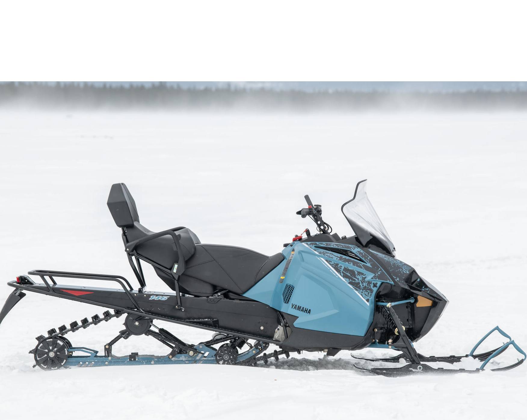 Снегоход Yamaha Transporter Lite 2UP укомплектован сиденьями для водителя и пассажира. Оснащен удобным ветровым стеклом.